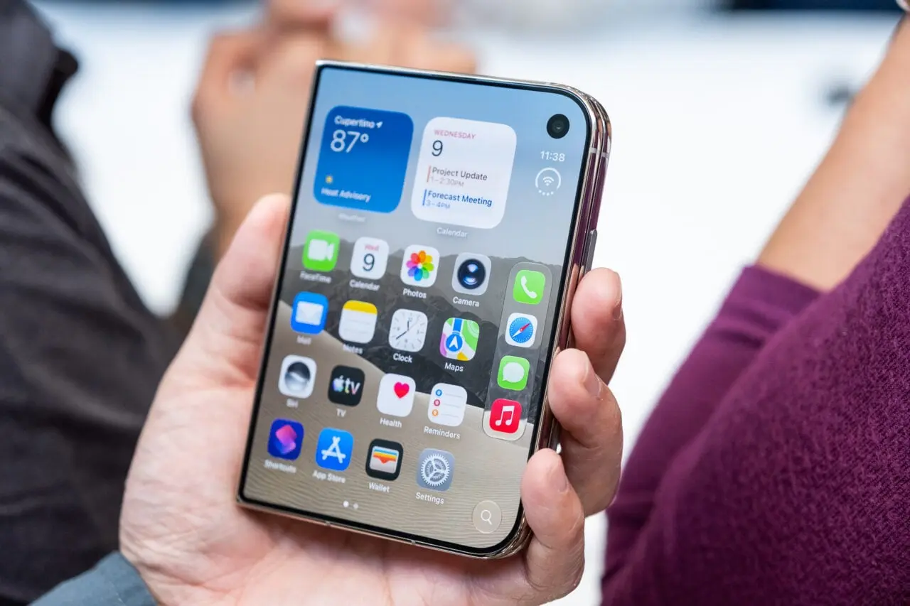 Apple anunță iPhone Duo pliabil, livrările amânate până în 2027